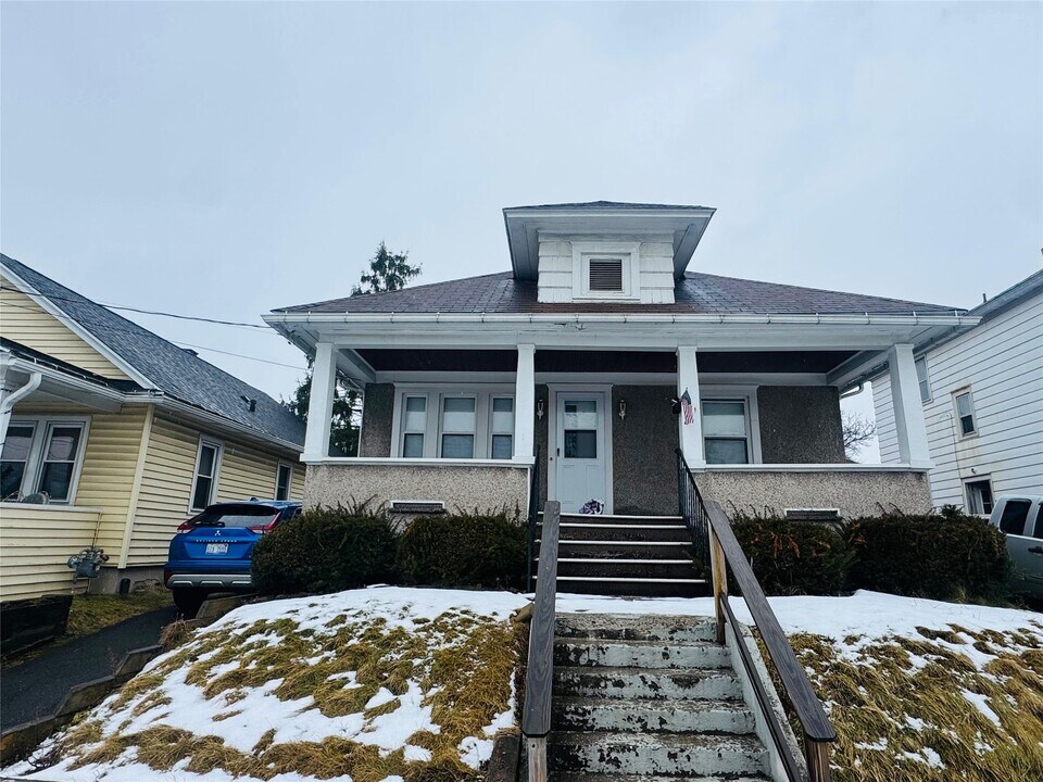 121 N McKinley Ave in Endicott, NY - Building Photo