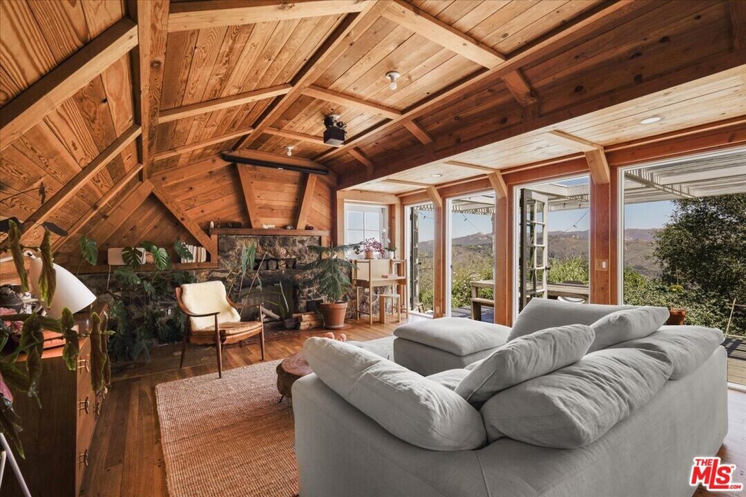 1555 Fernwood Pacific Dr in Topanga, CA - Building Photo