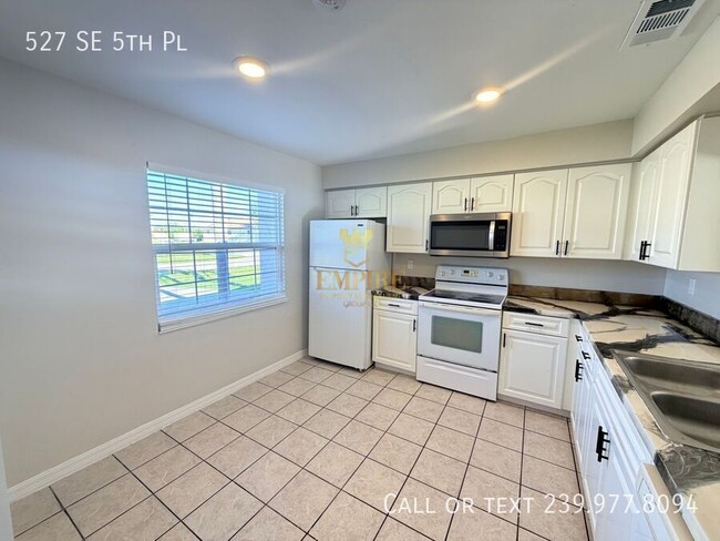 527 SE 5th Pl in Cape Coral, FL - Building Photo - Building Photo
