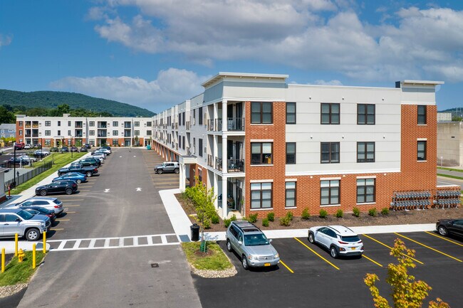 176 Denison in Corning, NY - Foto de edificio - Building Photo