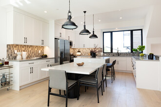 Mid City Court Homes in Los Angeles, CA - Building Photo - Interior Photo