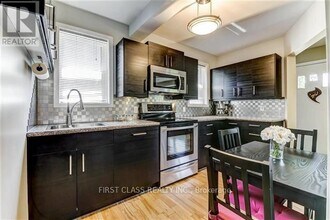 11 Ellington Dr in Toronto, ON - Building Photo - Building Photo