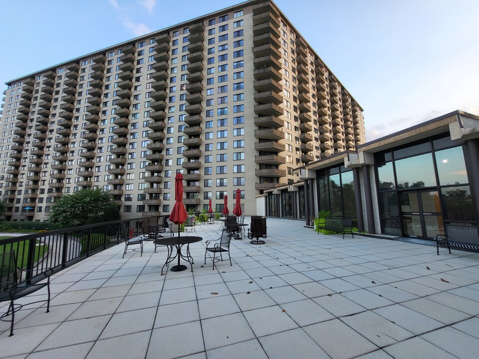 5225 Pooks Hill Rd, Unit 205-S in Bethesda, MD - Building Photo