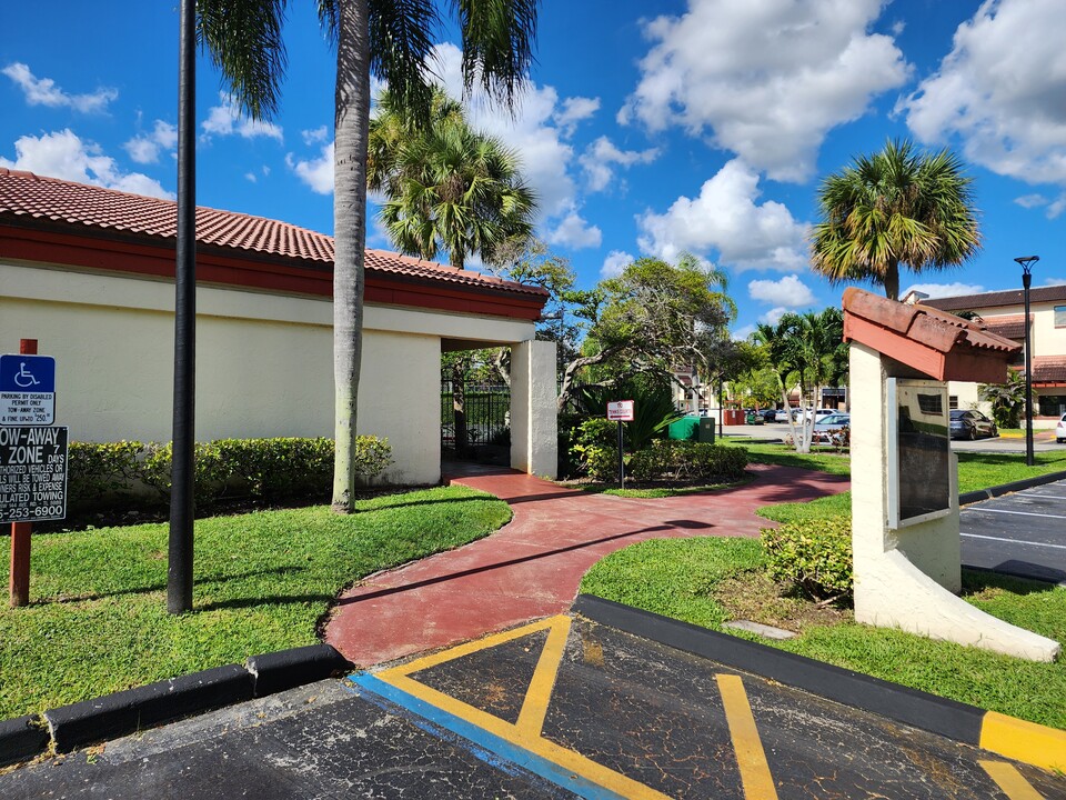 8600 SW 149th Ave in Miami, FL - Foto de edificio