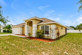 2701 Athens Dr in Leesburg, FL - Building Photo - Building Photo