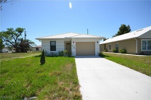 2188 Barker Blvd, Unit A in Ft. Myers, FL - Building Photo