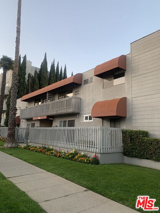 1620 Brockton Ave in Los Angeles, CA - Foto de edificio