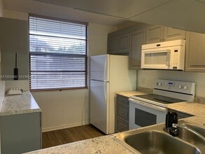 1703 Whitehall Dr, Unit 306 in Davie, FL - Building Photo - Building Photo