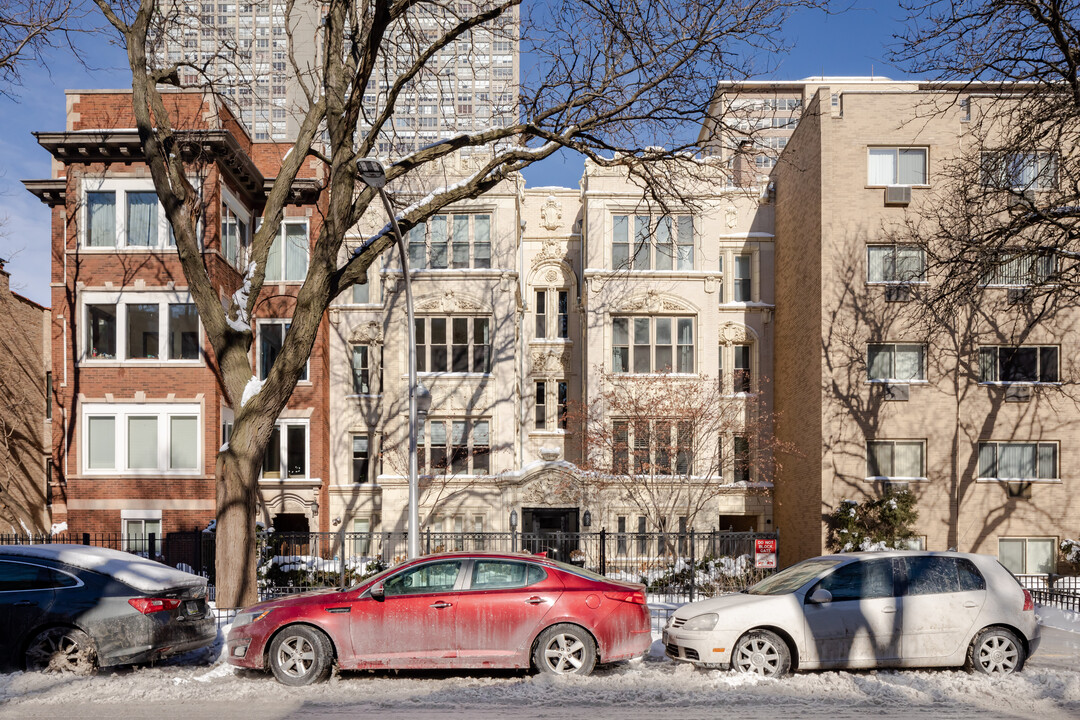 644 W Sheridan Rd in Chicago, IL - Foto de edificio