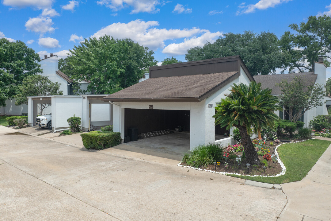 7655 S Braeswood Blvd in Houston, TX - Building Photo