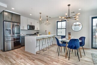 74 Brooks St, Unit 3 in Boston, MA - Foto de edificio - Building Photo