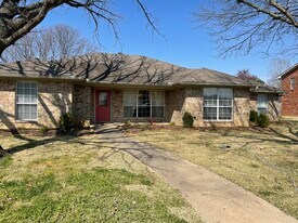 3935 Misty Ln in Paris, TX - Building Photo