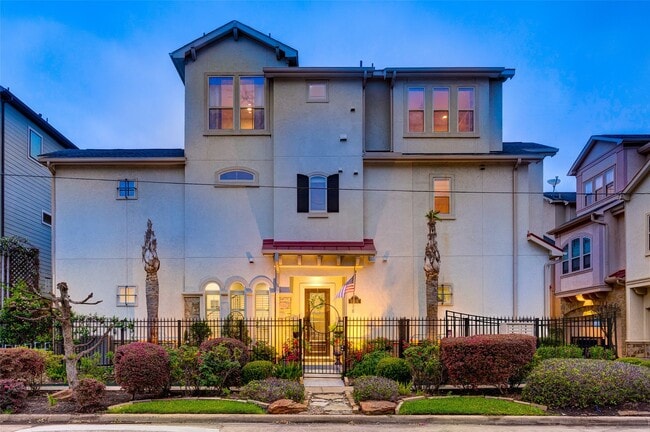 property at 931 W 23rd St