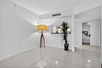 9595 Collins Ave in Surfside, FL - Foto de edificio - Building Photo