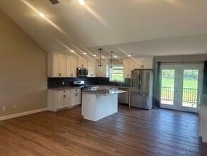 240 Thompson Rd in Madisonville, TN - Foto de edificio - Building Photo