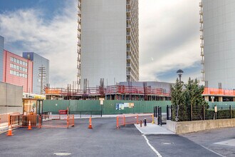 Longfield in Flushing, NY - Foto de edificio - Building Photo