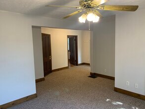 805 E Monroe St, Unit Apartment B in Bloomington, IL - Building Photo - Building Photo