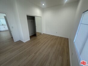 1174 S Windsor Blvd in Los Angeles, CA - Building Photo - Building Photo