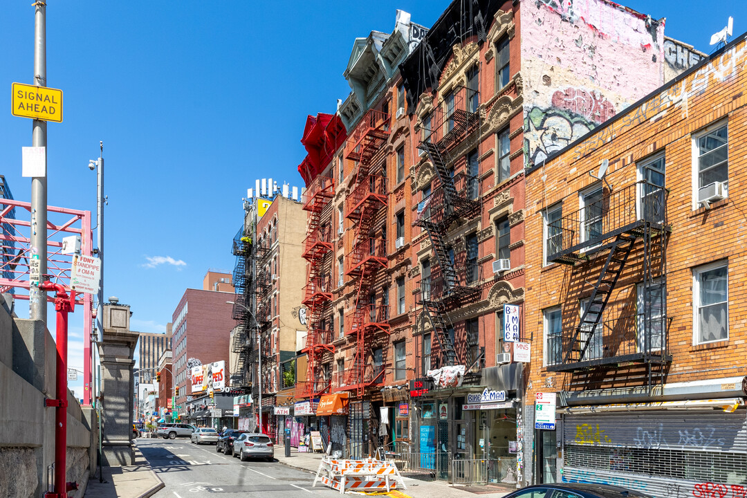 172 Delancey St in New York, NY - Building Photo