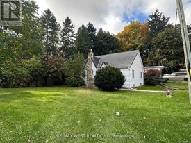 8186 Islington Ave in Vaughan, ON - Building Photo