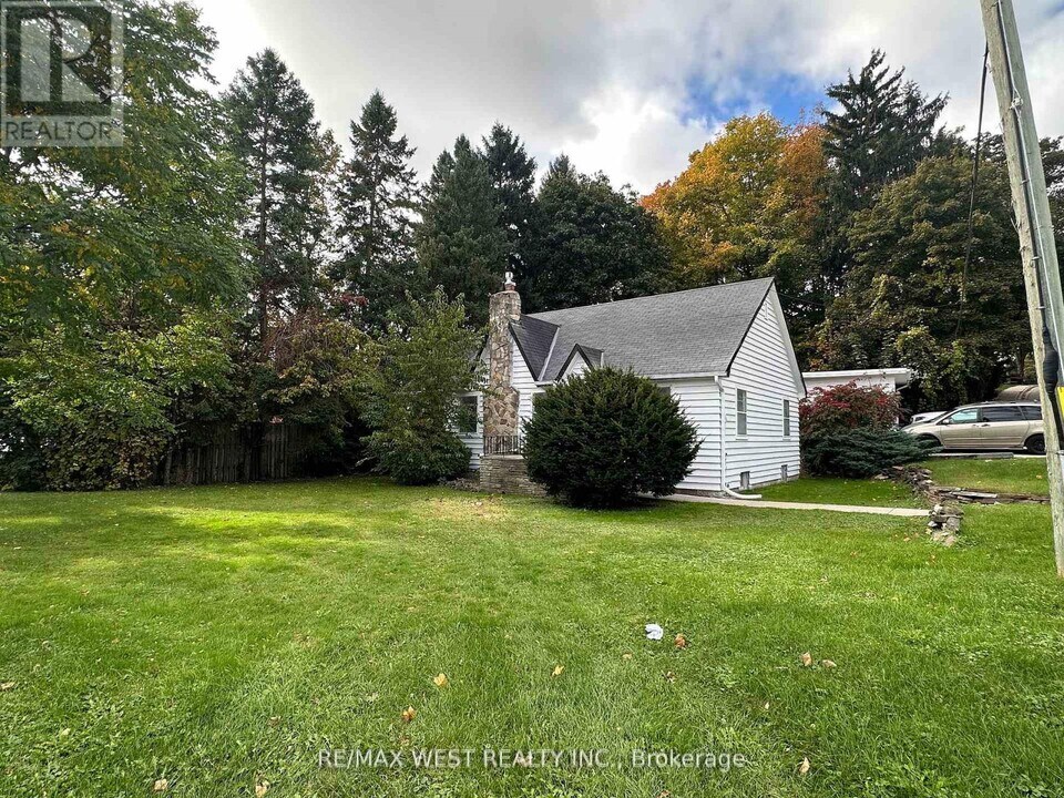 8186 Islington Ave in Vaughan, ON - Building Photo