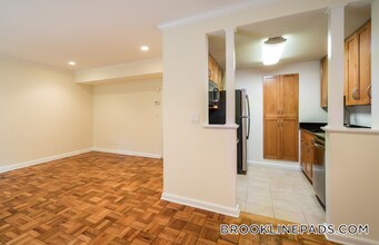 563 VFW Parkway in Chestnut Hill, MA - Foto de edificio - Building Photo