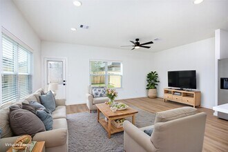 1997 Longmire Villas Ct in Conroe, TX - Building Photo - Building Photo