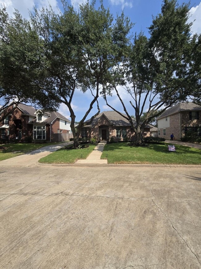 215 Heathbrook Ln in Houston, TX - Building Photo - Building Photo