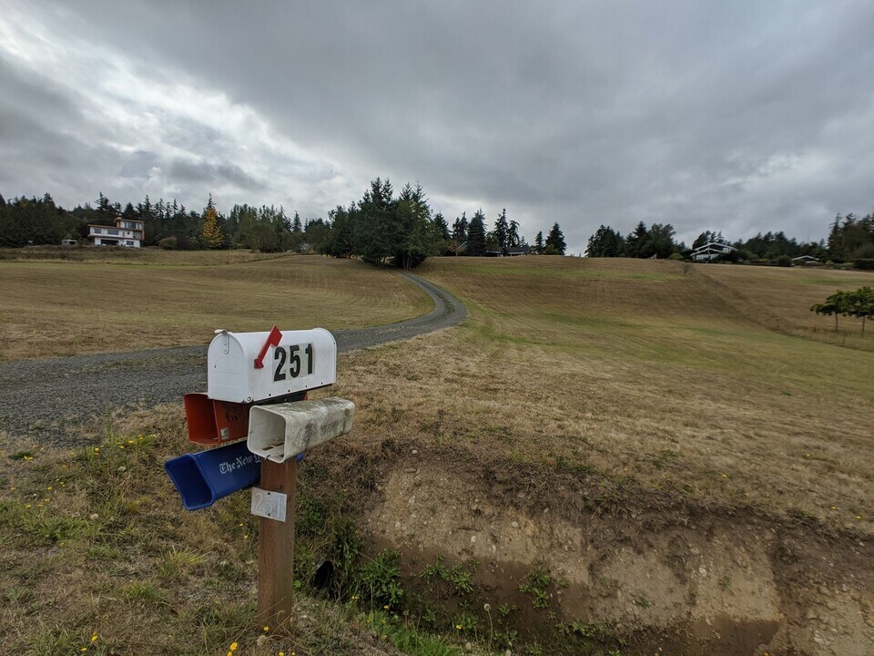 251 Old Schoolhouse Rd in Sequim, WA - Foto de edificio