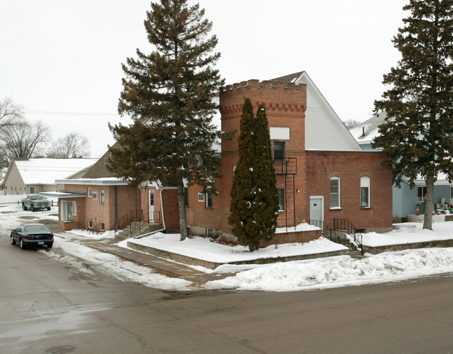 Camelot Apartments in Annandale, MN - Building Photo - Building Photo