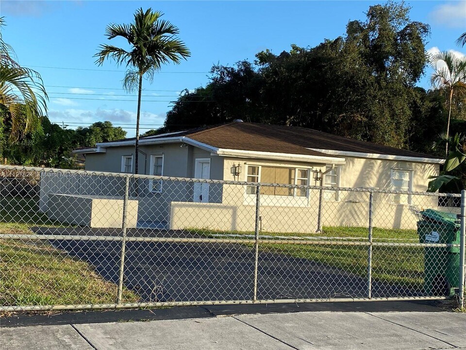 12531 E Golf Dr-Unit -1 in Miami, FL - Building Photo
