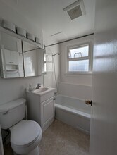 1860 Crescent Rd in Victoria, BC - Building Photo - Building Photo