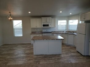 415 N Akers St in Visalia, CA - Building Photo - Building Photo