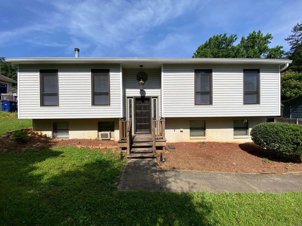 1250 Millerwood Dr in Winston-Salem, NC - Building Photo