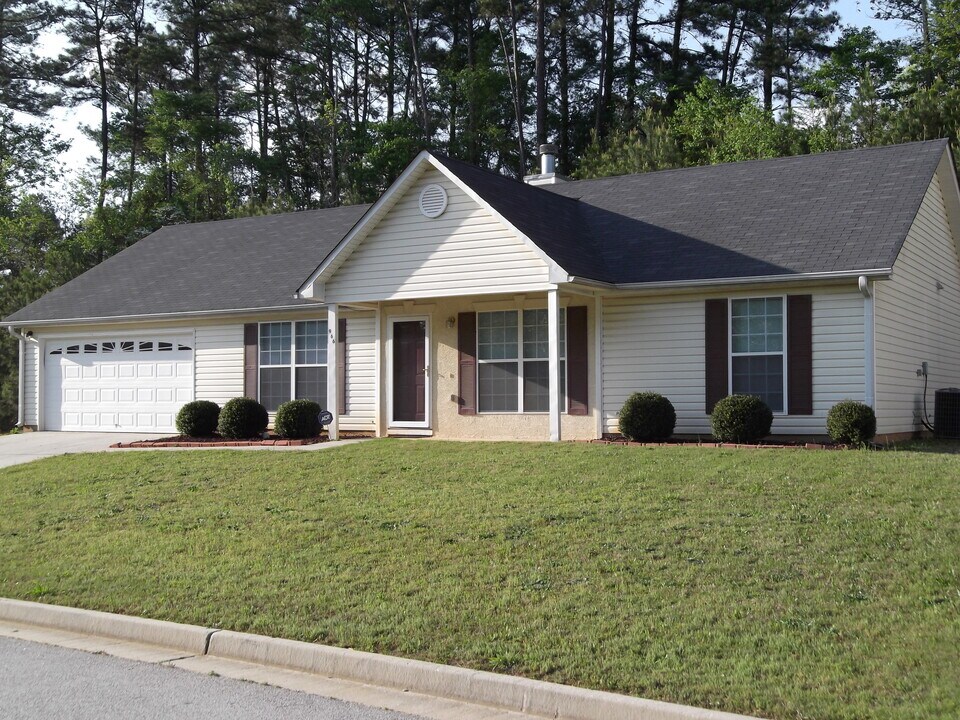 966 Jester Creek Ct in Jonesboro, GA - Building Photo