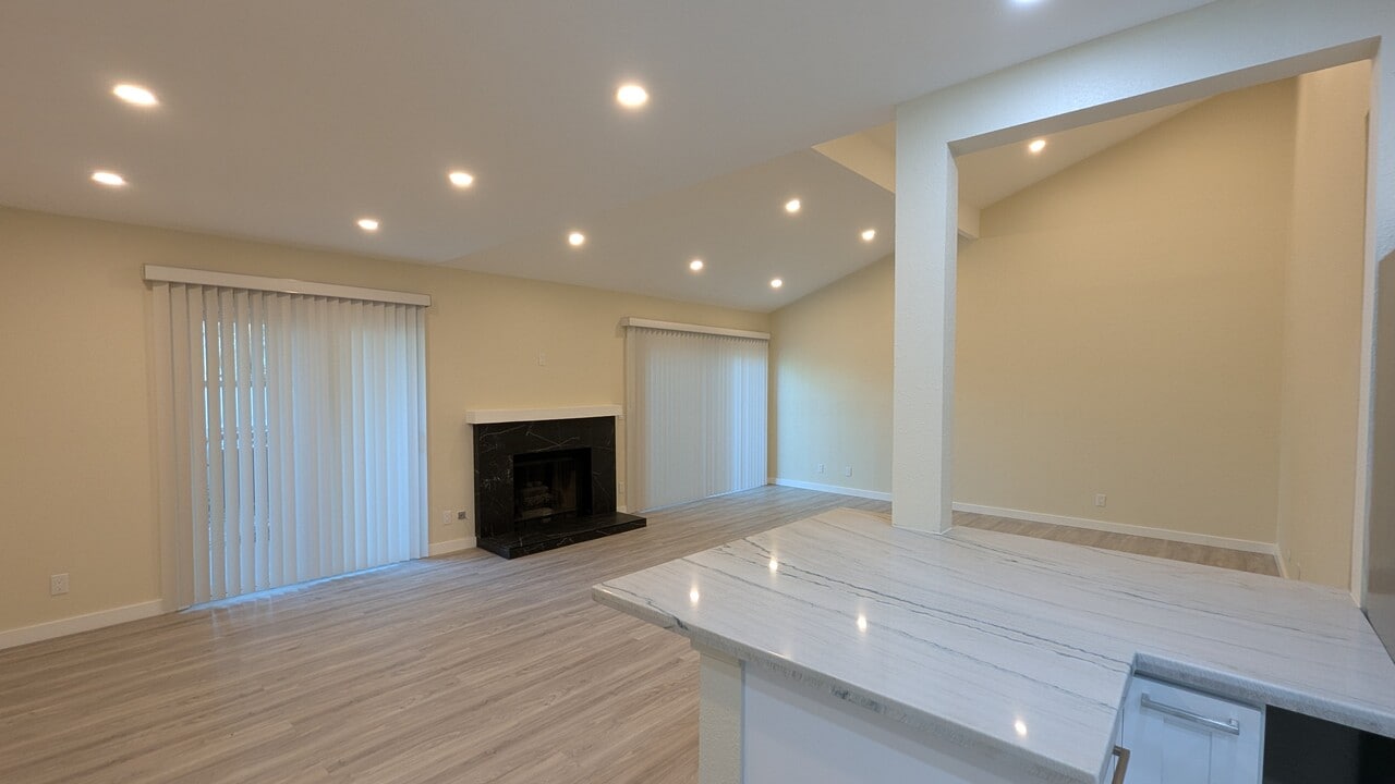 21500 Califa St in Woodland Hills, CA - Building Photo