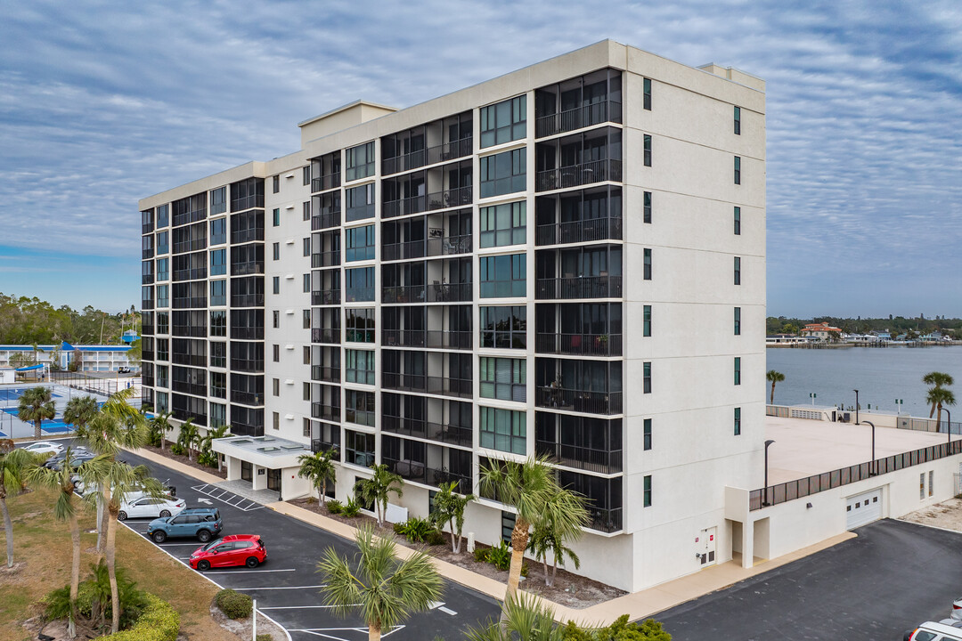 Bridgeton Condominiums in St. Petersburg, FL - Building Photo