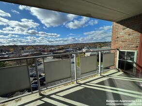 51 Hill Rd, Unit 407 in Belmont, MA - Foto de edificio - Building Photo