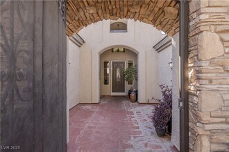 9421 Queen Charlotte Dr in Las Vegas, NV - Building Photo - Building Photo