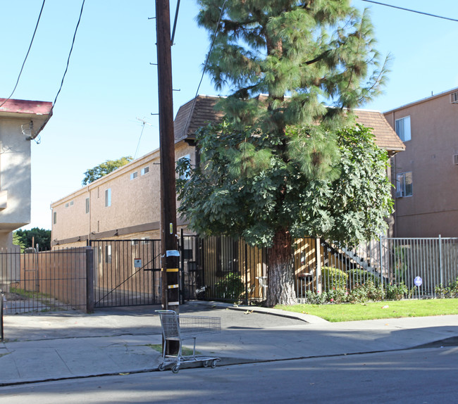 6922 Milwood Ave in Canoga Park, CA - Building Photo - Building Photo