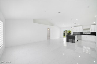 130 NE 11th Ln in Cape Coral, FL - Foto de edificio - Building Photo