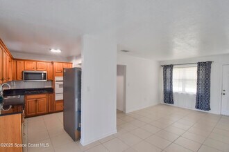 102 1st St in Merritt Island, FL - Foto de edificio - Building Photo