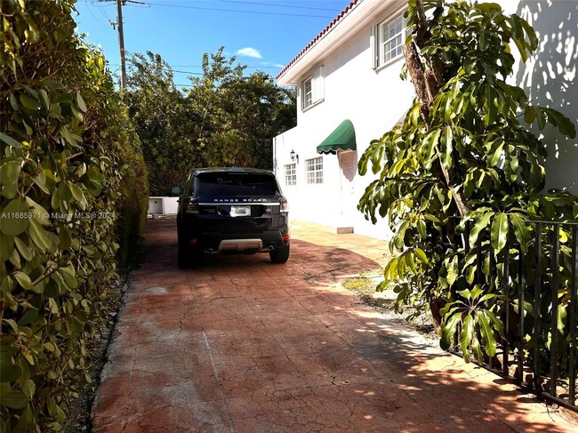 3130 S Le Jeune Rd in Coral Gables, FL - Building Photo - Building Photo