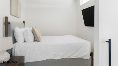 1007 S Mint St, Unit 724 in Charlotte, NC - Building Photo - Building Photo