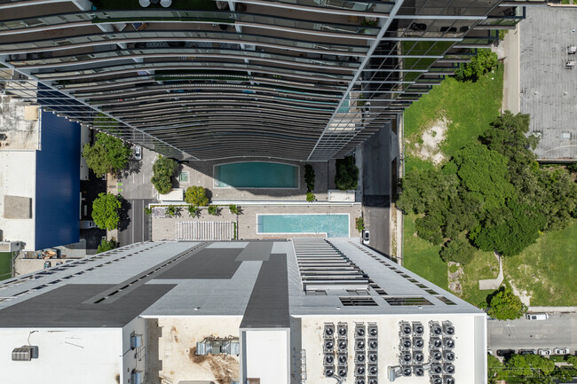 Uni Tower in Miami, FL - Foto de edificio - Building Photo