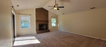 527 Raintree Cir in Jacksonville, NC - Building Photo - Building Photo