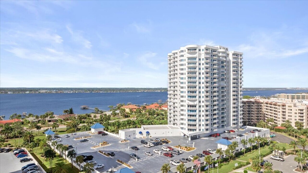 2 Oceans W Blvd in Daytona Beach Shores, FL - Building Photo
