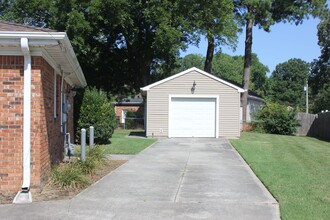 2349 Custom Cir in Virginia Beach, VA - Building Photo - Building Photo
