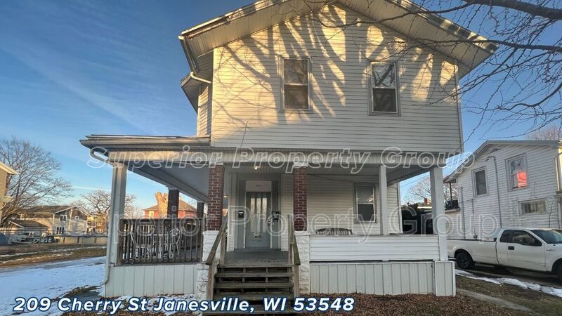 209 Cherry St in Janesville, WI - Building Photo