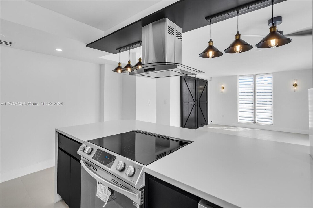 8305 Crespi Blvd in Miami Beach, FL - Building Photo